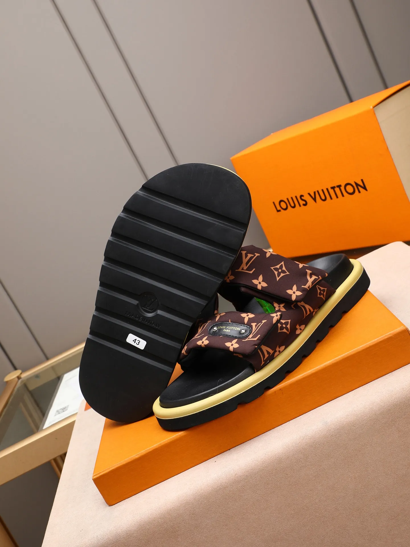 PP360 [LOUIS VUITTON] Louis Vuitton, LV printing, men's and women's slippers are on the market. The drawer box packaging comes with a cloth bag and a card. The upper pattern looks very soft and waxy, and it is a super versatile leg slimming tool. Fabric: imported denim/canvas/old fabric, LV hardware LOGO, official website pattern printing, comfortable to wear, feet: high-elastic PU water table. Sole: foam sole, heel height: about 5cm. Code number: 35-46, 35, 45, 46 are custom-made and non-returnable. Color: multiple colors and styles available.
